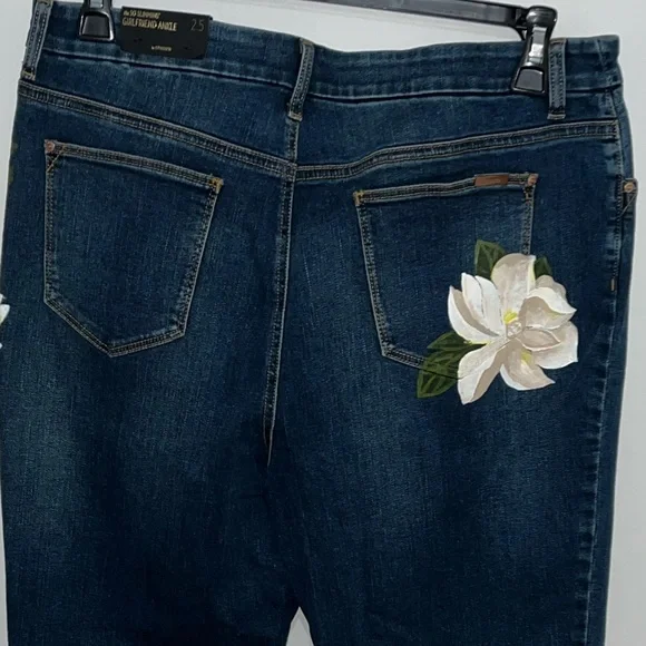 Chico's Navy Floral Embroidered Cropped Jeans - EUC - Picture 2 of 9